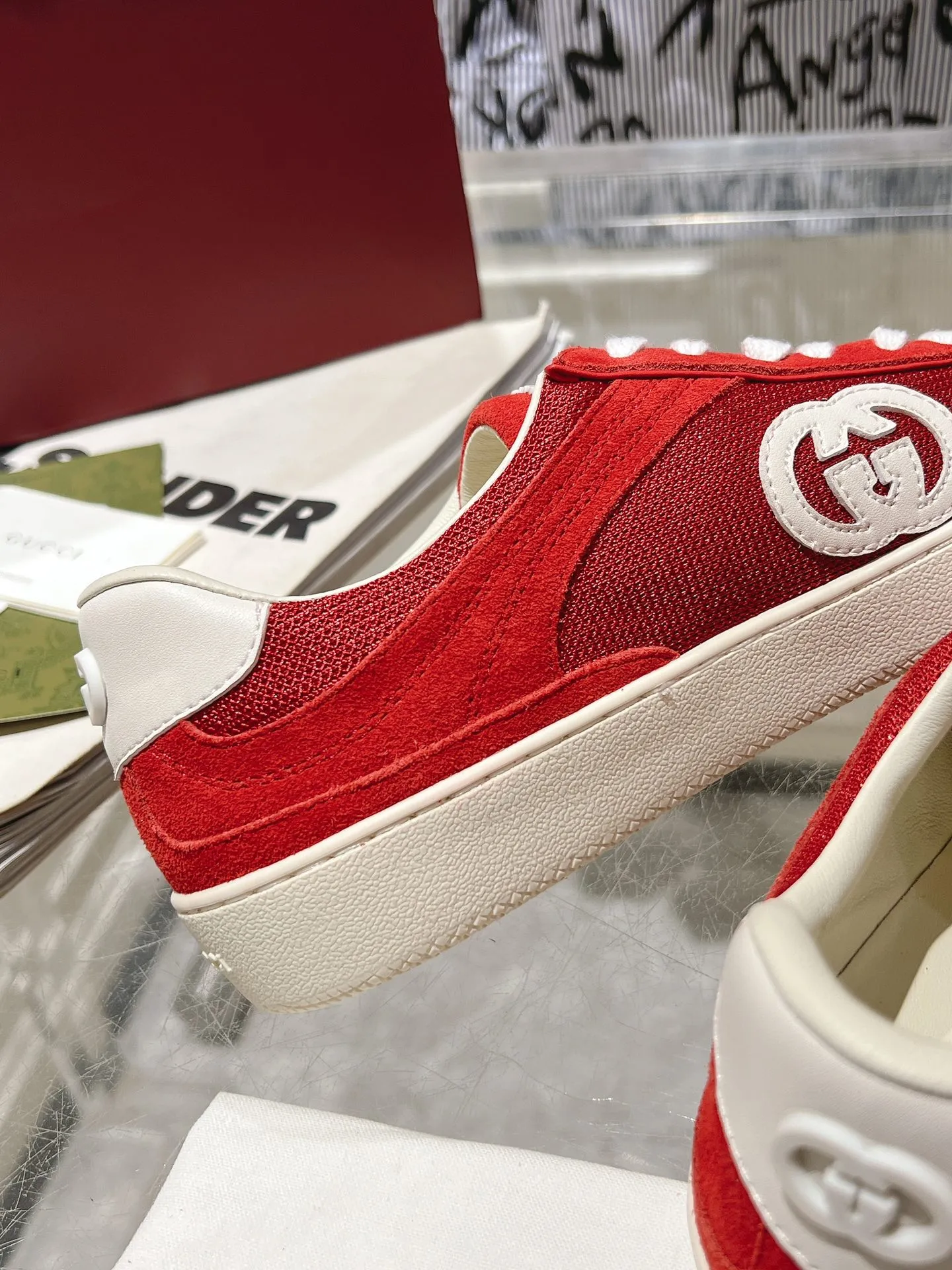 👟👟Ex-factory price 540👟👟Men's size +10 New upgraded version🔥Gucci 2024 new white shoes casual shoes hot recommendation, original TPU soles, original fabrics, original sheepskin lining sheepskin feet🔥Original cover craftsmanship is reproduced one to one! The pursuit of ultimate comfort! 🔥🔥 [Love] Fabric: Imported cow suede + mesh [Love] Packing: Counter-matched red shoe box ➕ Aviation airplane box [Love] Code number: 35-45
